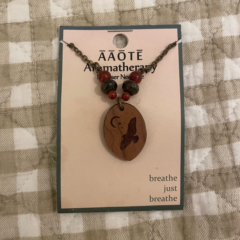 Aaote Aromatherapy Wooden Pendant Necklace
